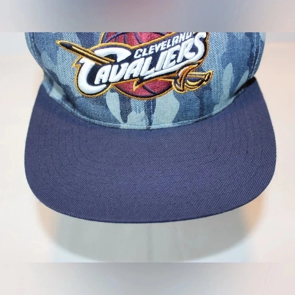 Mitchell & Ness NBA Cleveland Cavaliers Snapback Hat - Picture 2 of 11